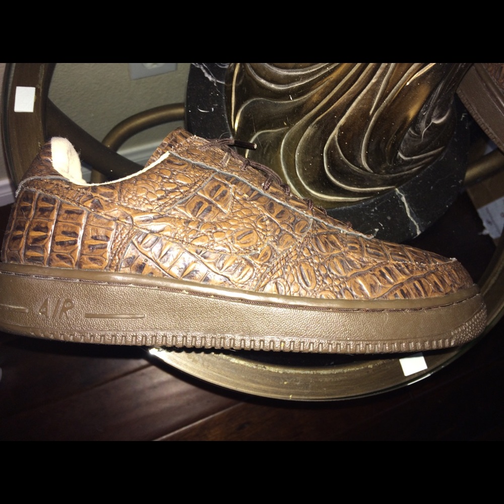 VINTAGE Air Force 1 gators .  20 years old size 10